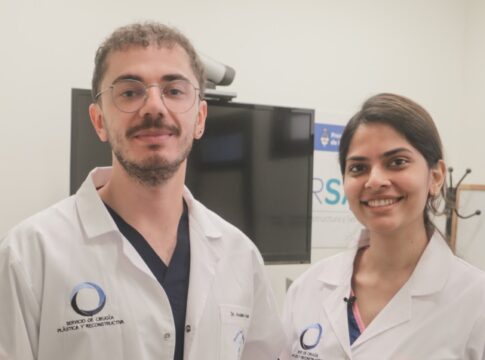Los médicos residentes en el Hospital Madariaga Abdullah Arslan, de Turquía, y Ankita Jawanjal, de India.