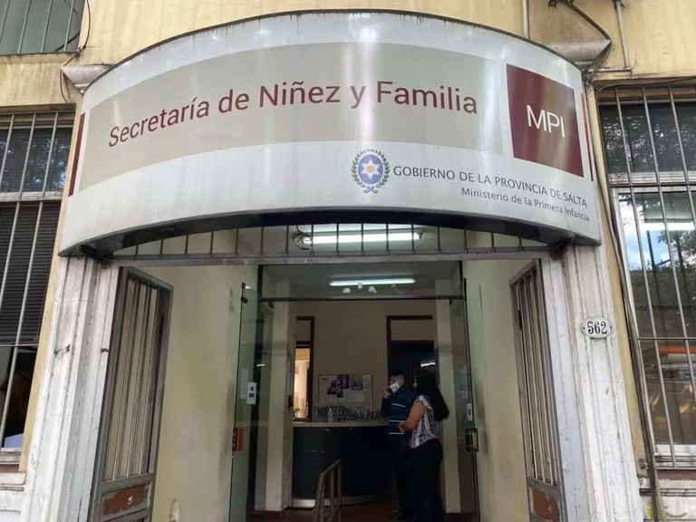 docente al ser acusada de atar a nenes