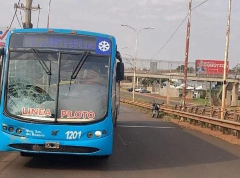 se arrojó frente a un colectivo