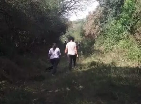 Laudelina Peña y Mónica Millapi, camino al naranjal el día que desapareció Loan.