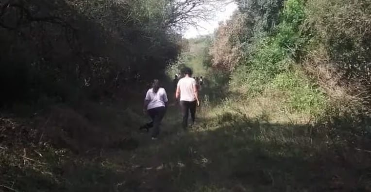 Laudelina Peña y Mónica Millapi, camino al naranjal el día que desapareció Loan.