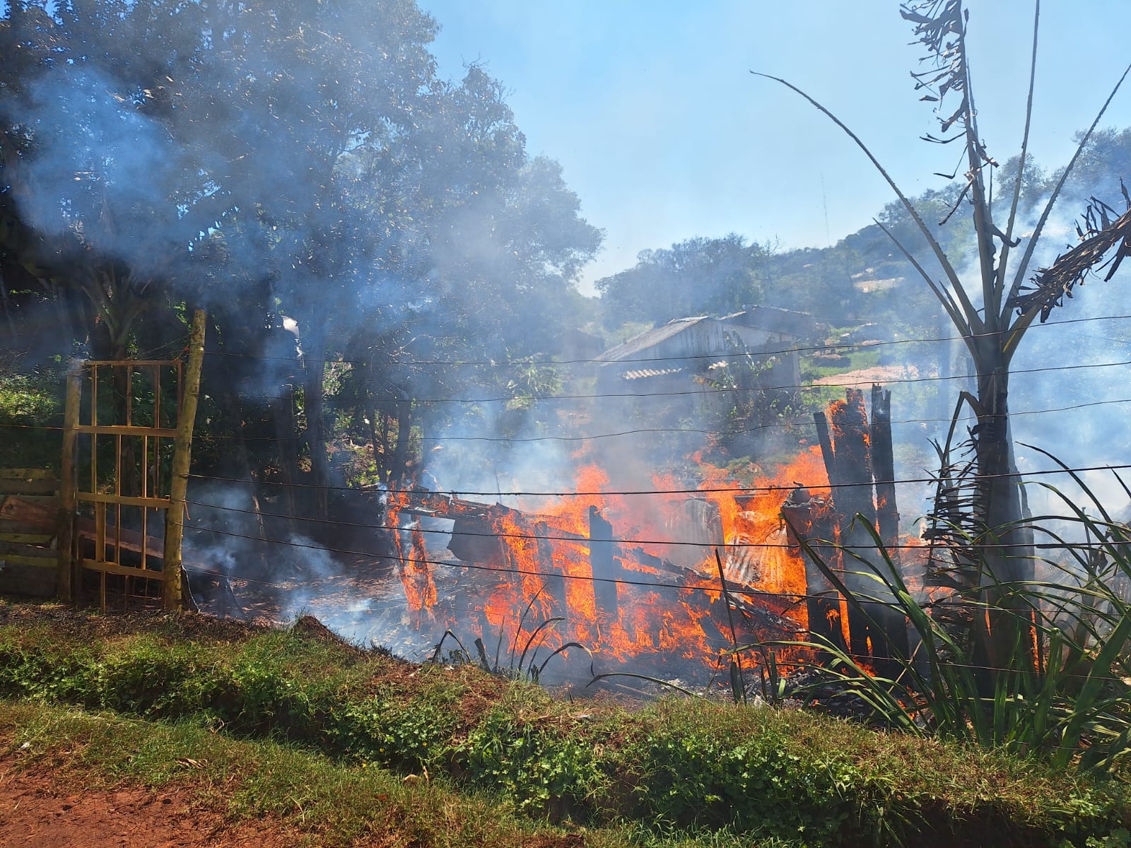 incendio redujo a cenizas una vivienda