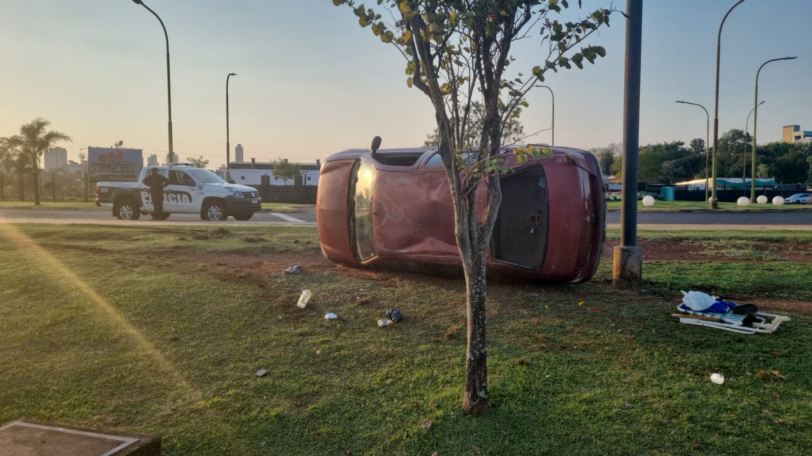 Un auto volcó en la Costanera de Posadas.