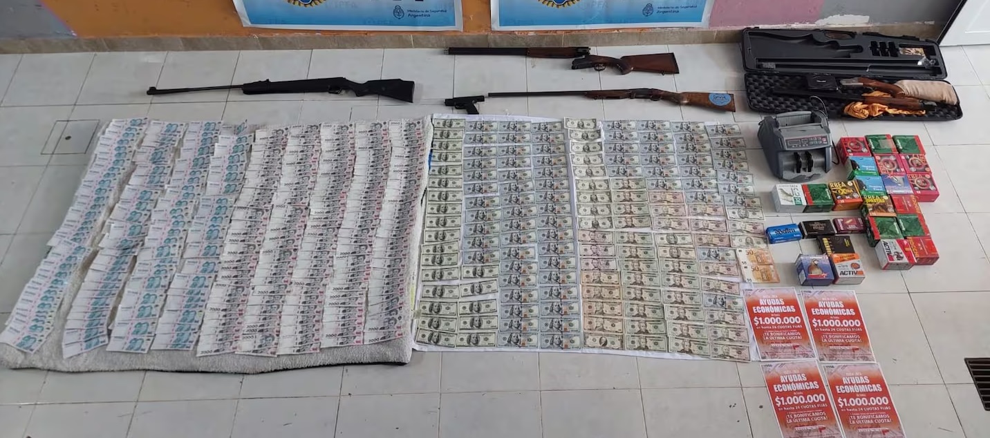 La Policía Federal secuestró dinero en efectivo, armas y municiones.
