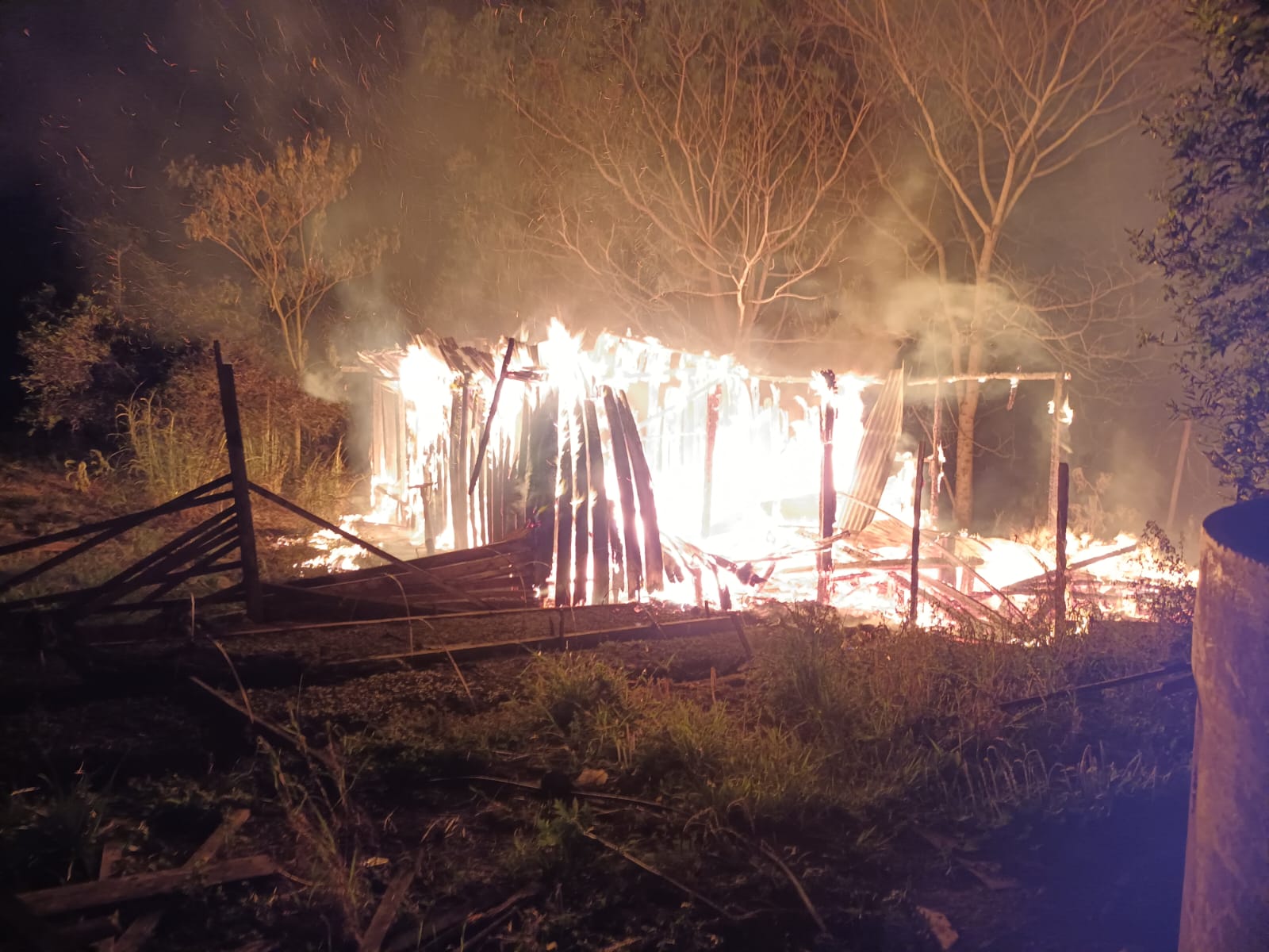 incendio consumió por completo dos galpones de madera