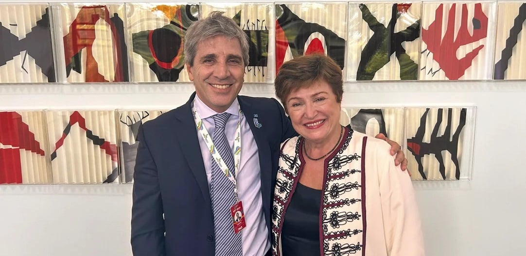El ministro de Economía, Luis Caputo, y la titular del FMI, Kristalina Georgieva.
