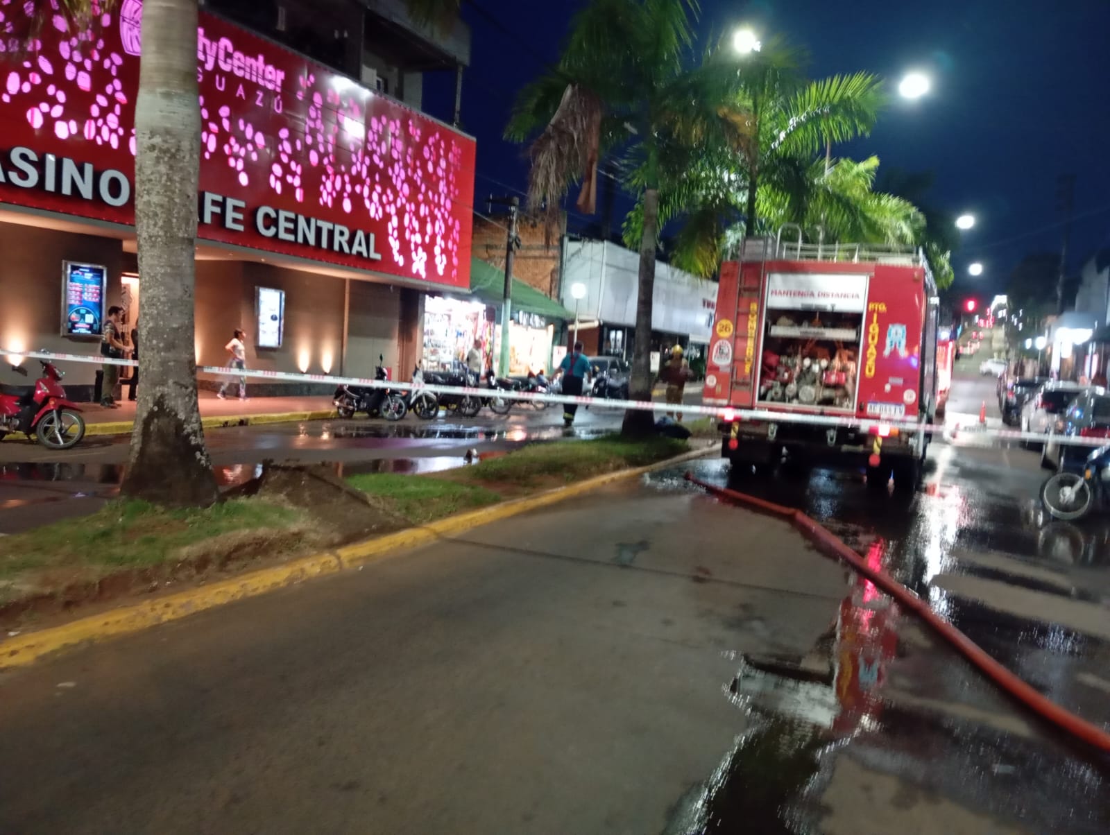 Voraz incendio en pleno centro de Puerto Iguazú
