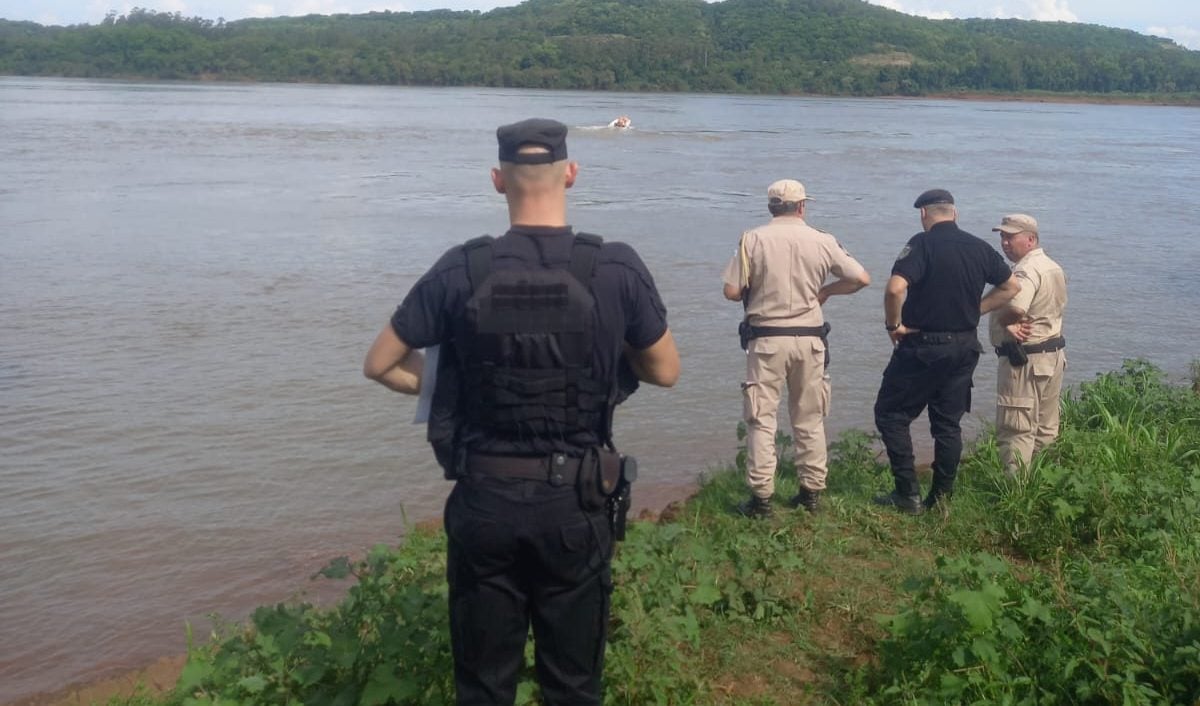 se tiró al río Uruguay para refrescarse