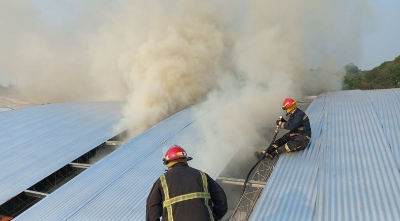 incendio destruyó un depósito de una yerbatera en Oberá