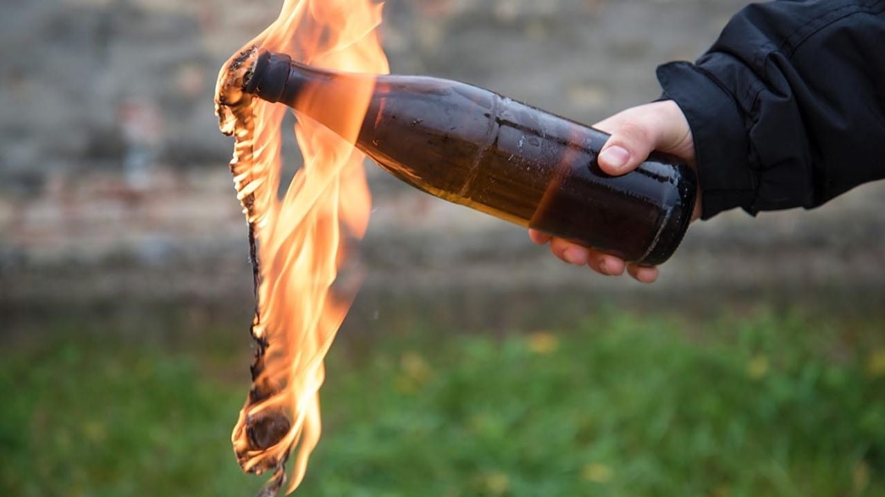 arrojó una bomba molotov