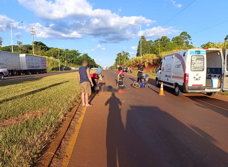 tres personas sufrieron lesiones leves tras un choque de motos