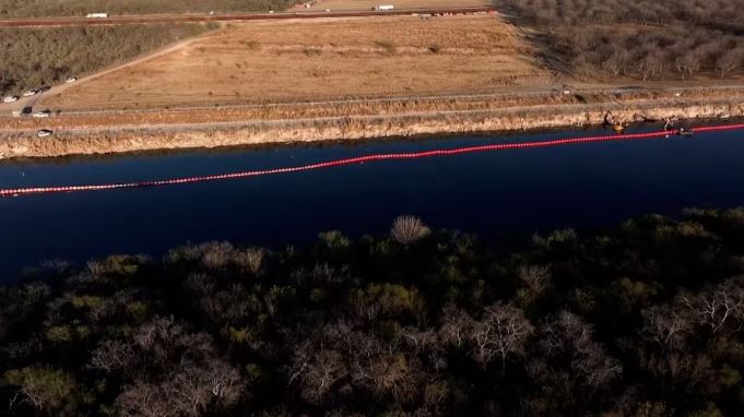 Texas refuerza su frontera con nuevas barreras