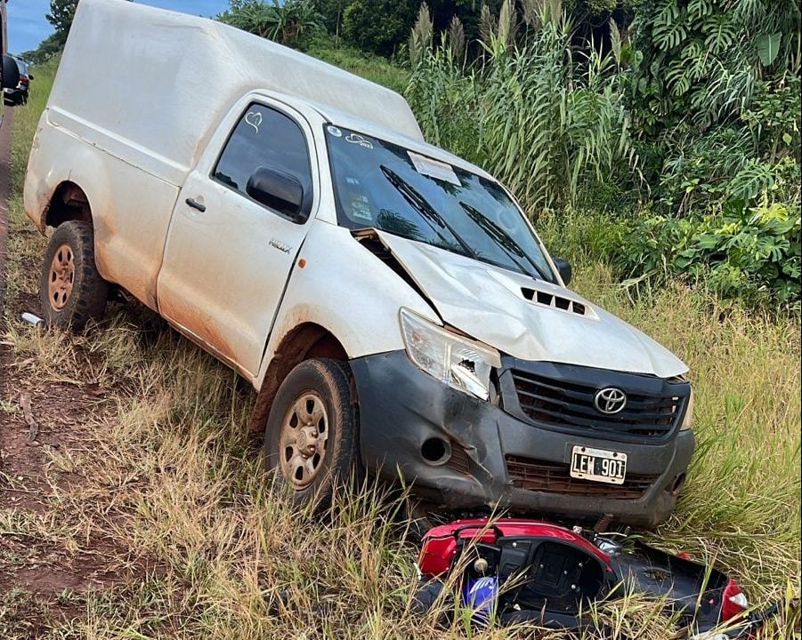 choque entre una moto y una camioneta