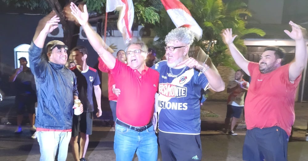 Gustavo Cardozo, festejando su triunfo en las elecciones en Guaraní.