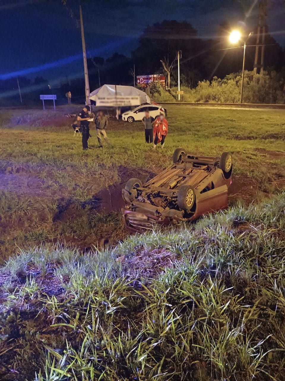 auto despistó y volcó en Guaraní