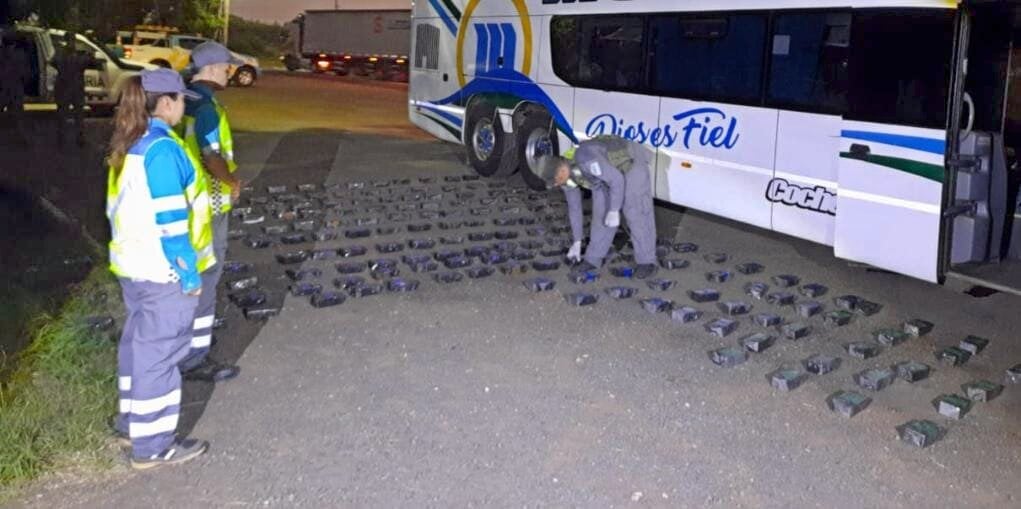 Gendarmería interceptó un tour de compras que salió de Misiones y llevaba ocultos casi 200 teléfonos celulares de contrabando