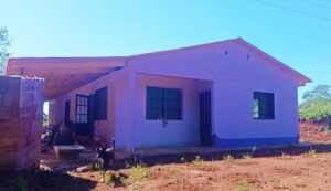 32-Ep-Vivienda-recientemente-terminada-y-habitada-por-Elisa-Besold-y-su-familia-en-la-chacra-de-Picada-Km-9