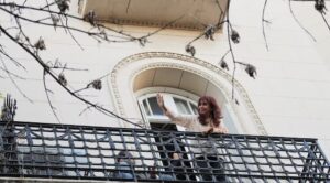Cristina-salir-al-balcon-e1750191899648