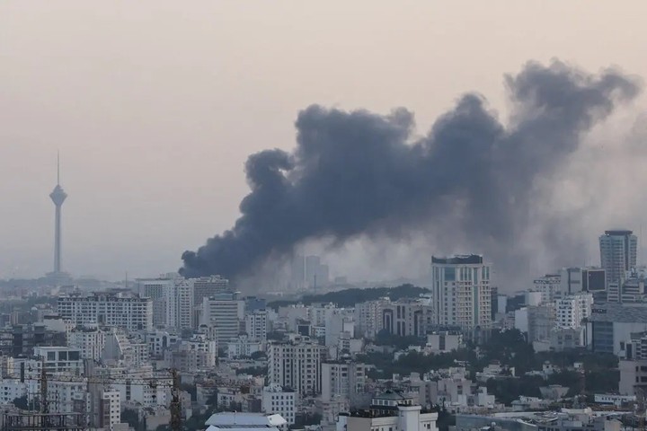 Israel intensifica bombardeos sobre Irán