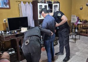 arrestan-a-estafador-e1759286797640
