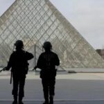 louvre-policias