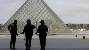 louvre-policias