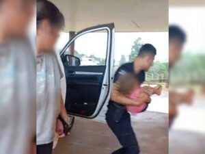 policias-asistieron-a-una-nena-en-Dos-de-Mayo