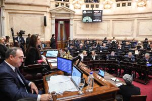 sesion-del-senado-la-vicepresidenta-victoria-villarruel-y-el-secretario-parlamentario-agustin-giustinian-foto-senado-nacional-JP63GH5EIRAQLDHIPMLPDJECDM