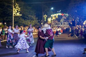 La-unidad-es-el-camino-Passalacqua-recorrio-obras-en-Alem-y-encabezo-apertura-de-la-Fiesta-de-la-Navidad-12