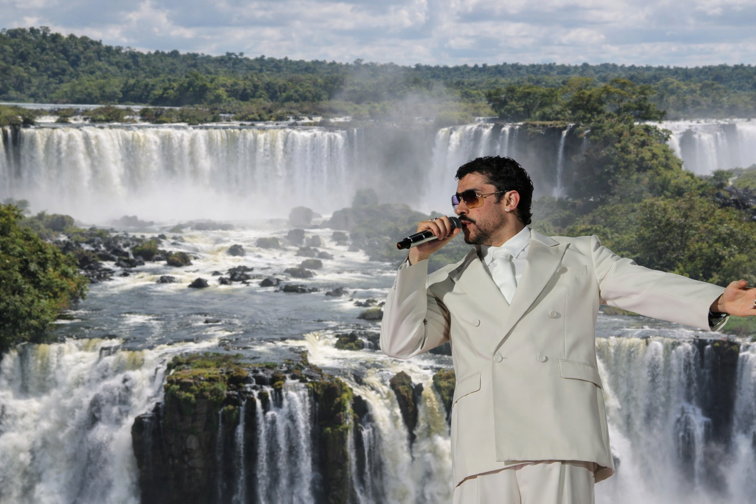 Bad Bunny quiere visitar las Cataratas del Iguazú tras su show en River