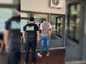 pareja-roba-cables-1