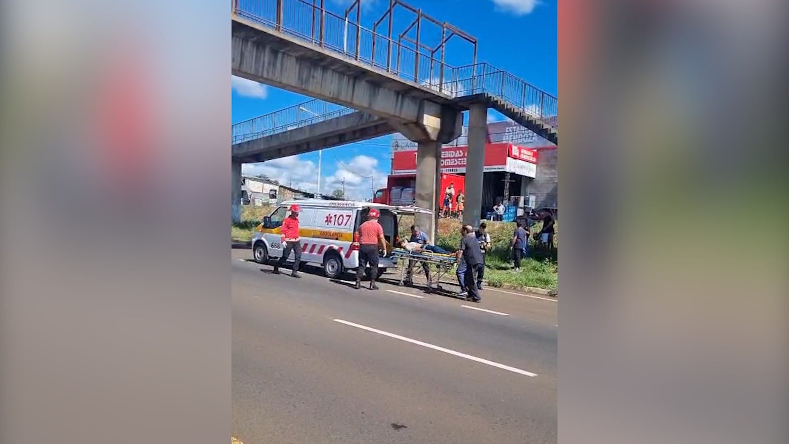 Una mujer cayó de un puente sobre ruta 12