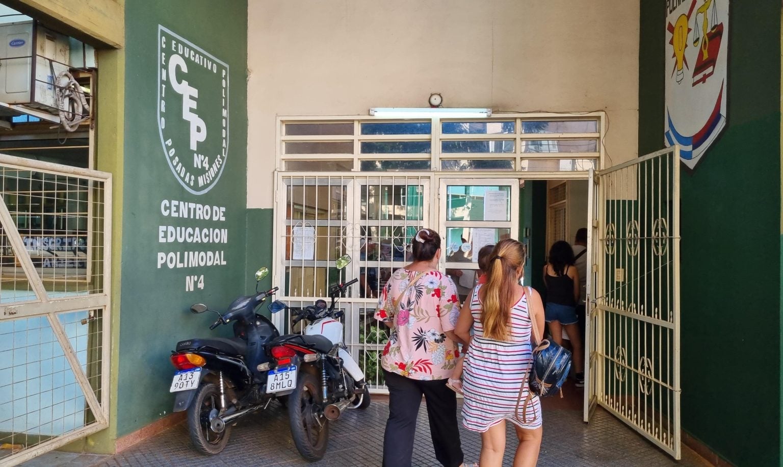 Bajada: La institución detectó una inscripción en un sanitario con contenido alusivo a una posible situación de violencia escolar. El estudiante involucrado ya fue identificado y se reforzará la seguridad.