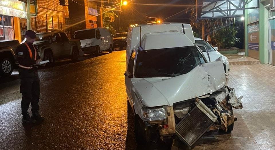 chocó a dos vehículos estacionados