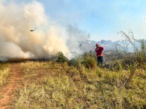 combaten-incendio
