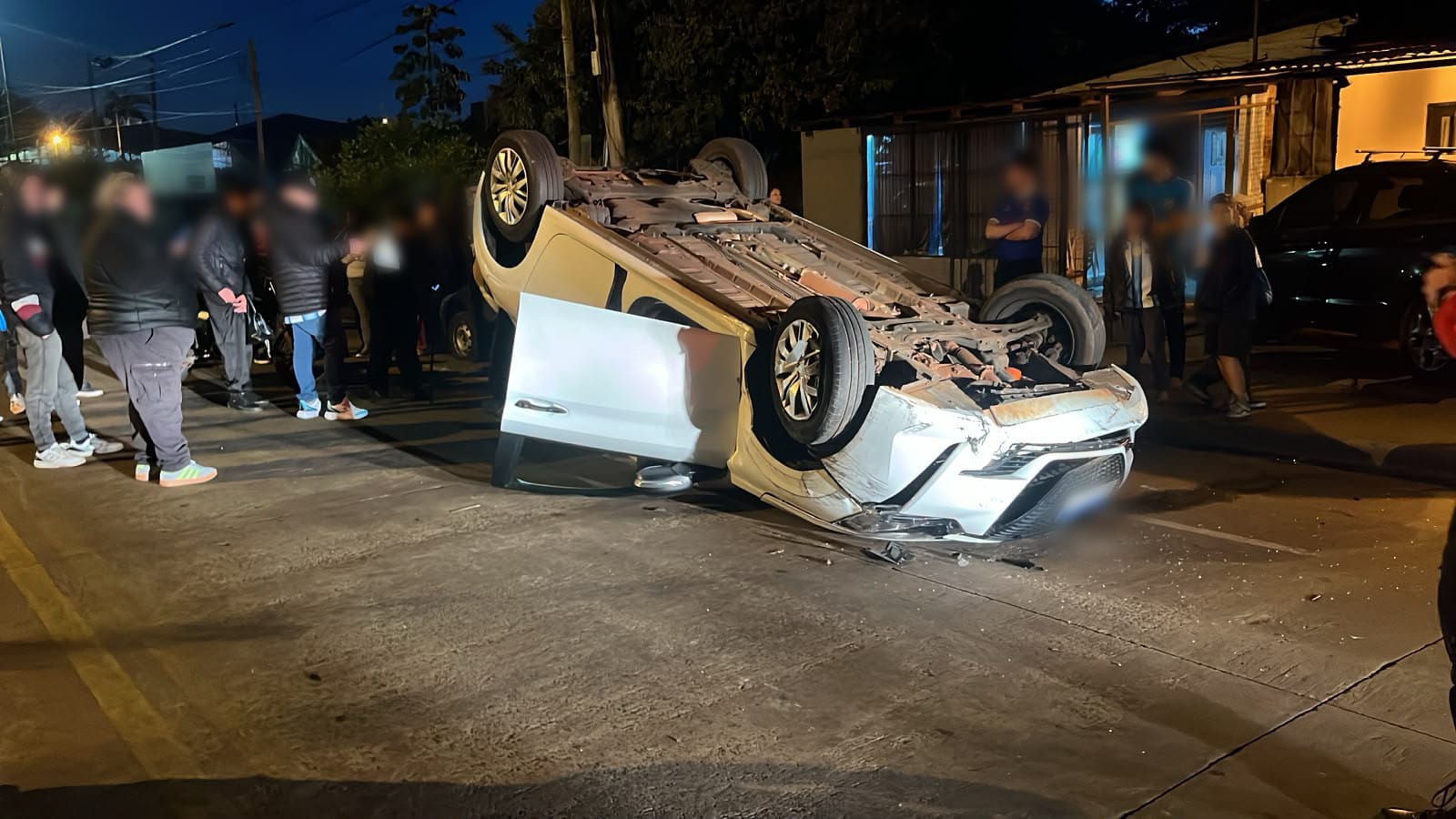 volcó tras chocar contra un vehículo estacionado en Posadas
