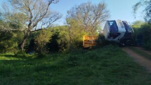 Camion-cayo-de-un-puente