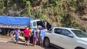 Camion-quedo-sin-frenos-y-cocho-con-el-paredon-del-pray-guazu-4