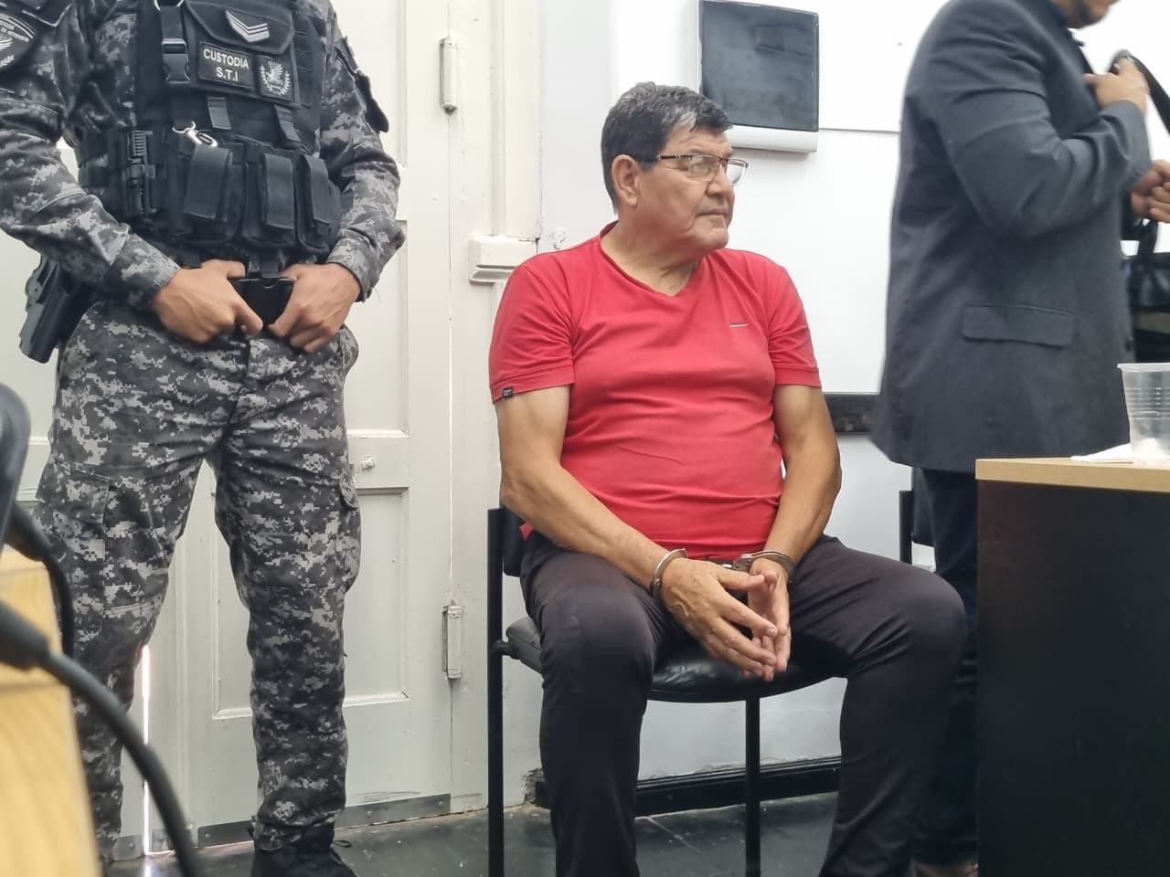 🚨 #POSADAS | Tras 25 años, condenaron a prisión perpetua al exgendarme Carlos Ramón Gómez por el asesinato a tiros de su esposa María Esther Barreda en 2001. El Tribunal Penal Dos rechazó la prisión domiciliaria y dispuso que siga detenido en la cárcel.