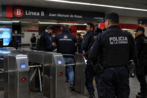FOTO-GENERADA-CON-IA-Operativo-policial-en-estacion-Linea-B