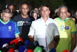 Flavio-Bolsonaro-anuncio-que-pedira-anular-el-balotaje-en-Brasil-1
